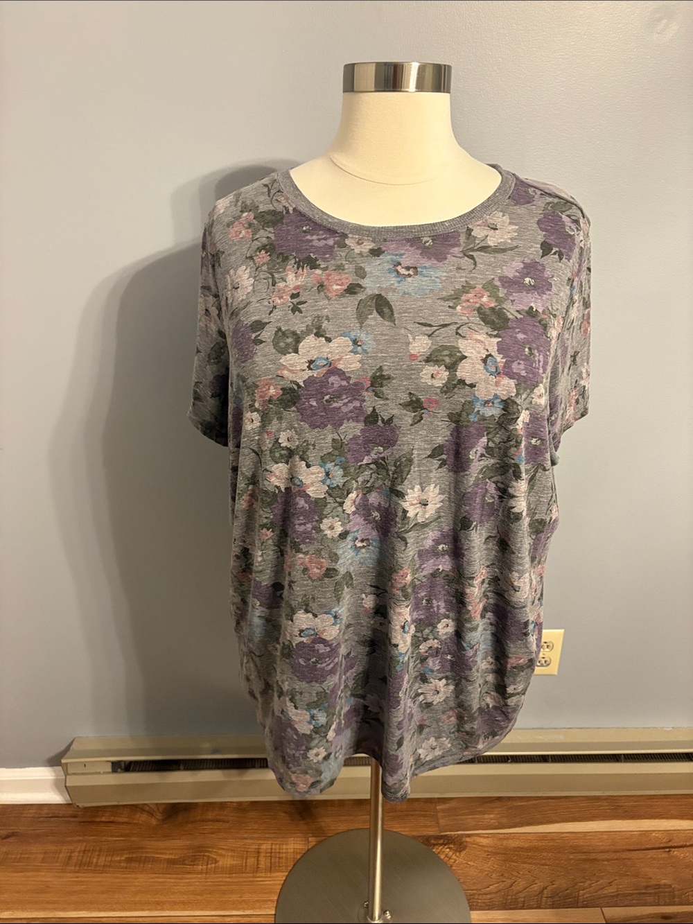 torrid Heather Gray Floral Short Sleeve Tee with Lavender Accents
